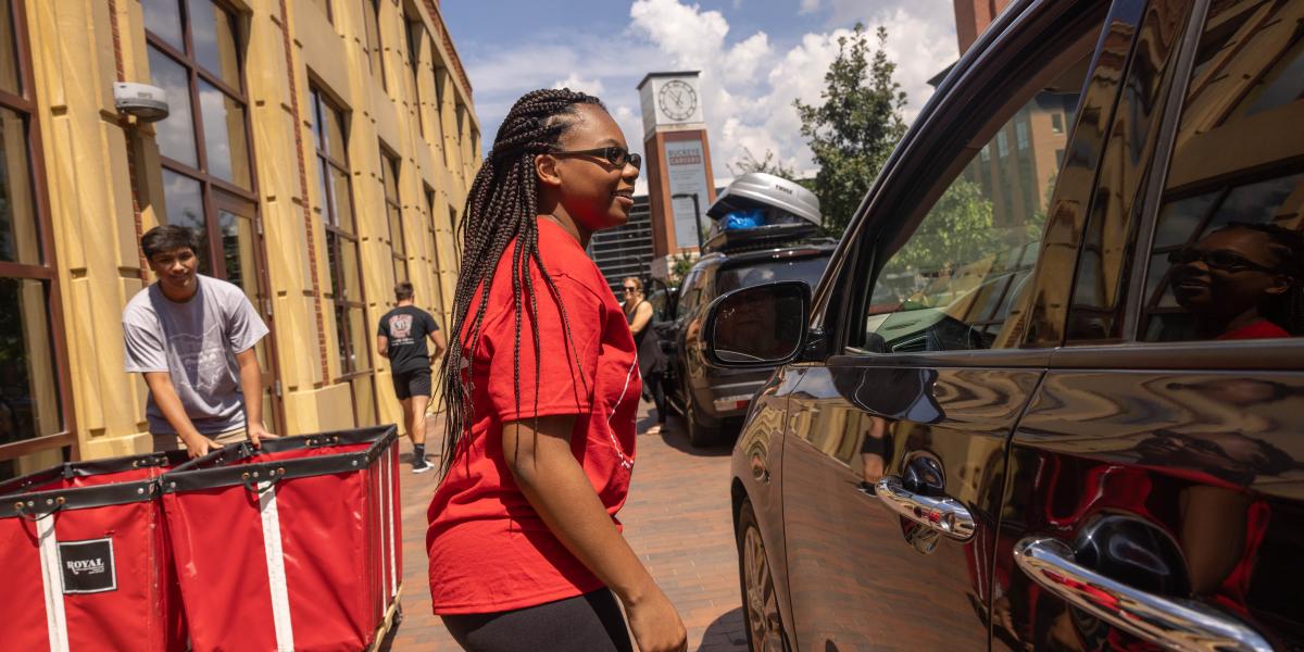 Student helps new Buckeyes move into their dorms