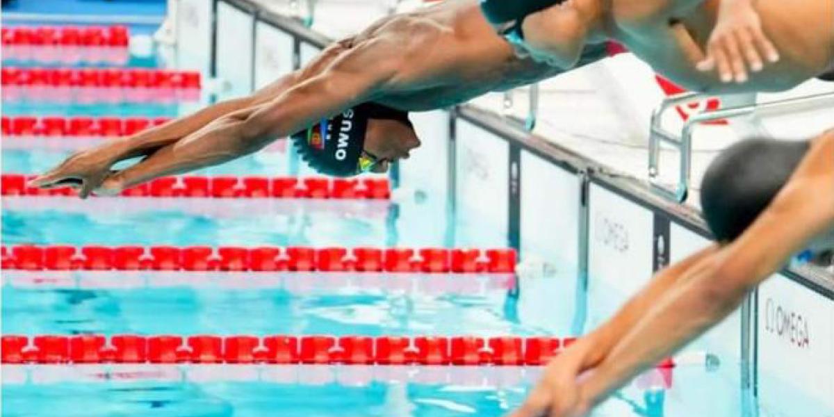 Aaron Owusu dives into a pool during 2024 Paris Olympics