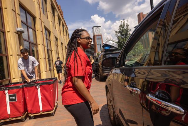 Student helps new Buckeyes move into their dorms